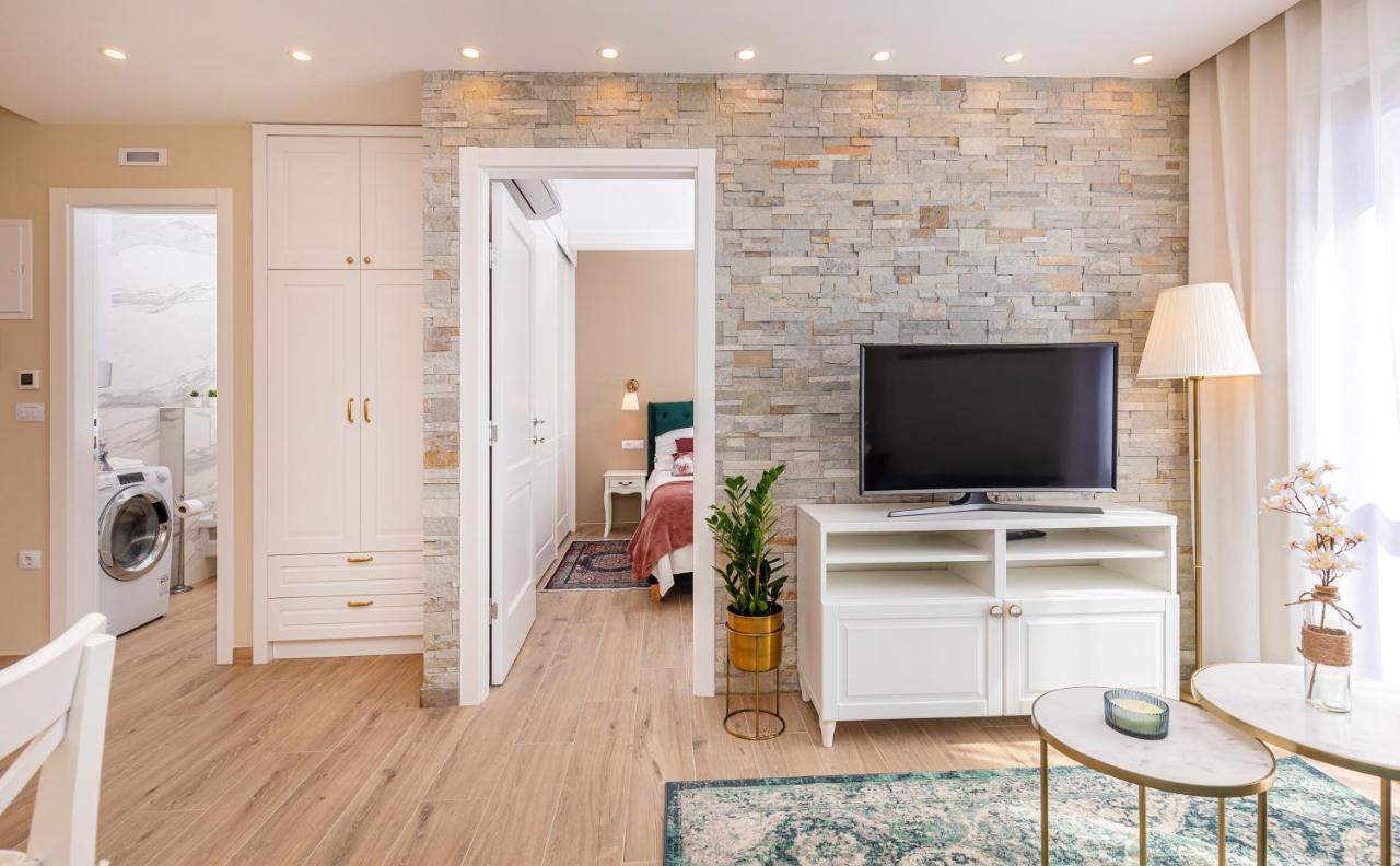 Three Musketeers Apartment *