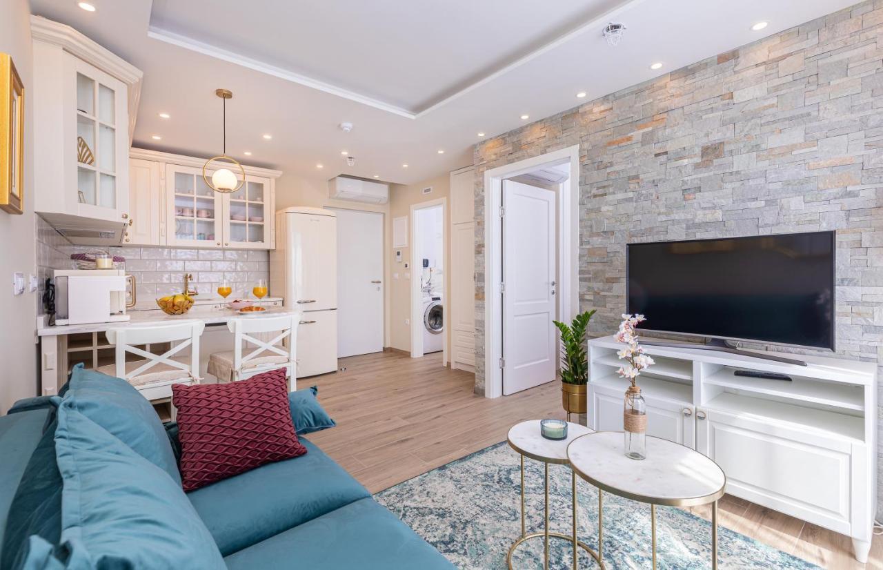 Three Musketeers Apartment *